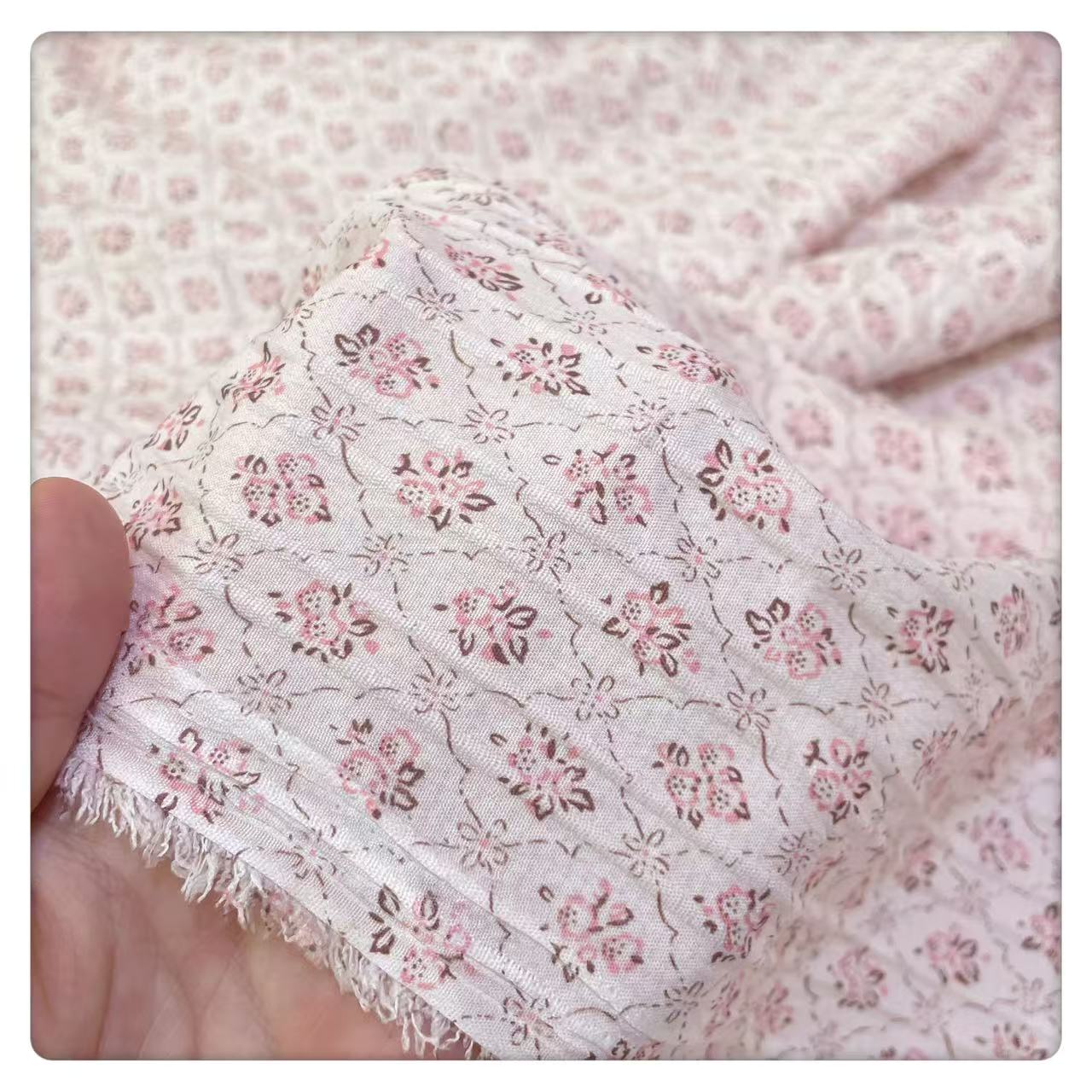 菱形粉色小碎花 竖条褶皱肌理聚酯纤维童装长裙连衣裙窗帘面料