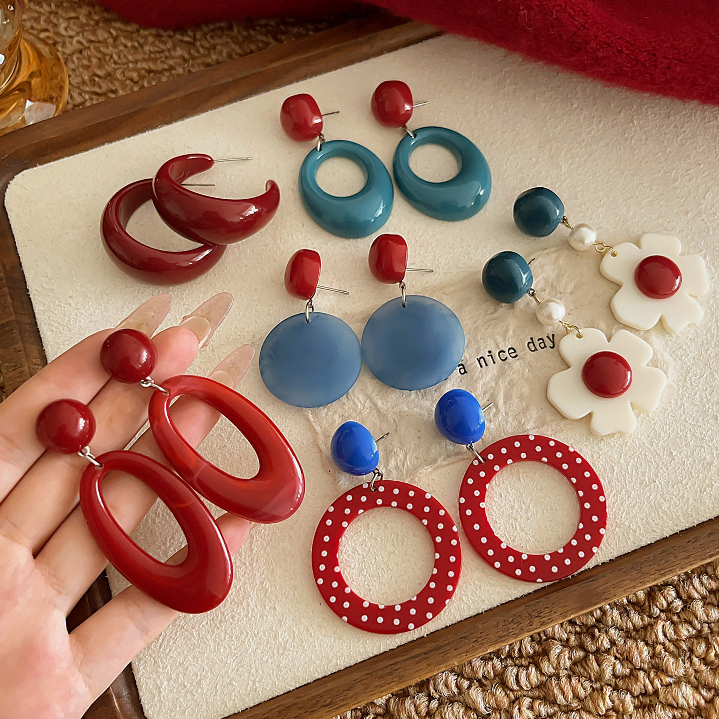 复古港风耳环女秋季撞色耳钉高级感轻奢气质夸张怀旧耳坠新娘耳饰