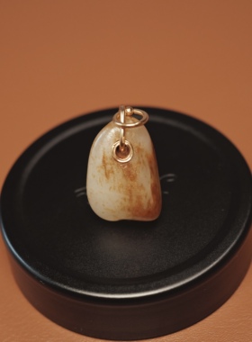 秋会长的和田玉新疆天然白玉籽料暖白色挂件吊坠22K进镶嵌NGTC