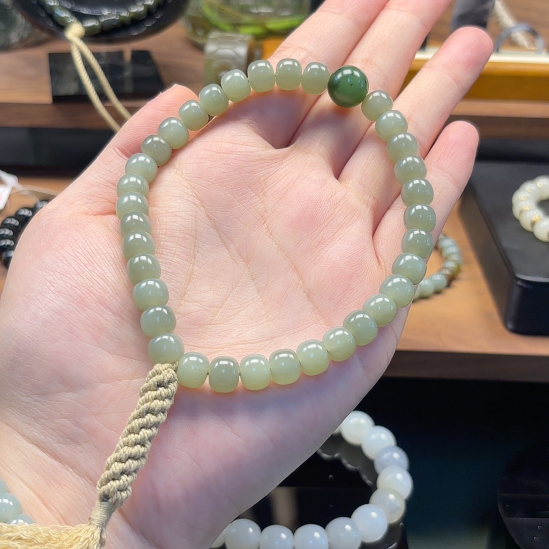 秋会长的和田玉天然沙枣青籽料手持