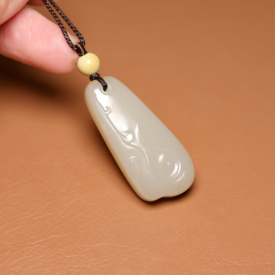 秋会长的和田玉沙枣请凤凰挂件