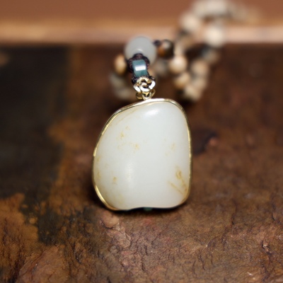 秋会长的和田玉白玉籽料金镶玉