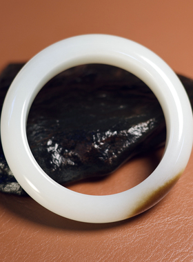 秋会长的和田玉且末料白玉手镯子