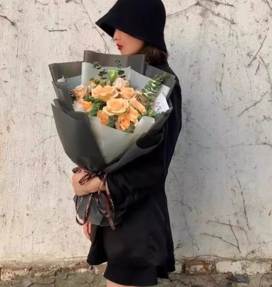 19朵香槟玫瑰/黑色扇形包装/郑州同城鲜花配送