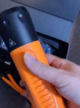 议价维修光箭F8专业潜水手电筒，橙色款，IP68级防水。USB充电接