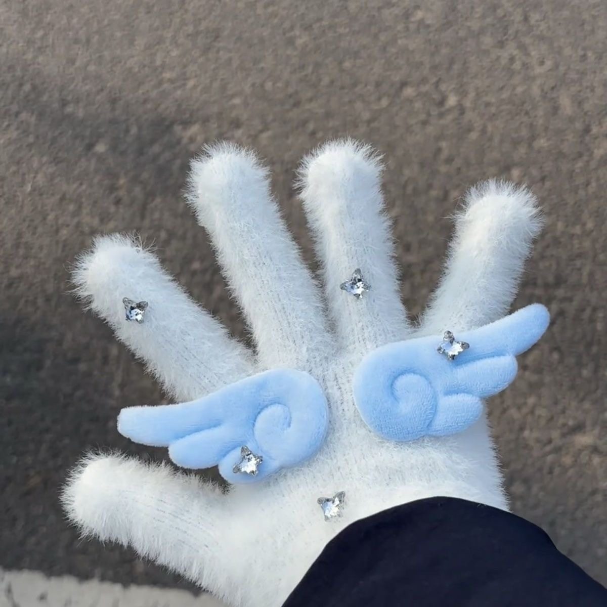 可爱闪钻天使翅膀毛绒针织手套女冬季保暖防寒白色五指分指骑行