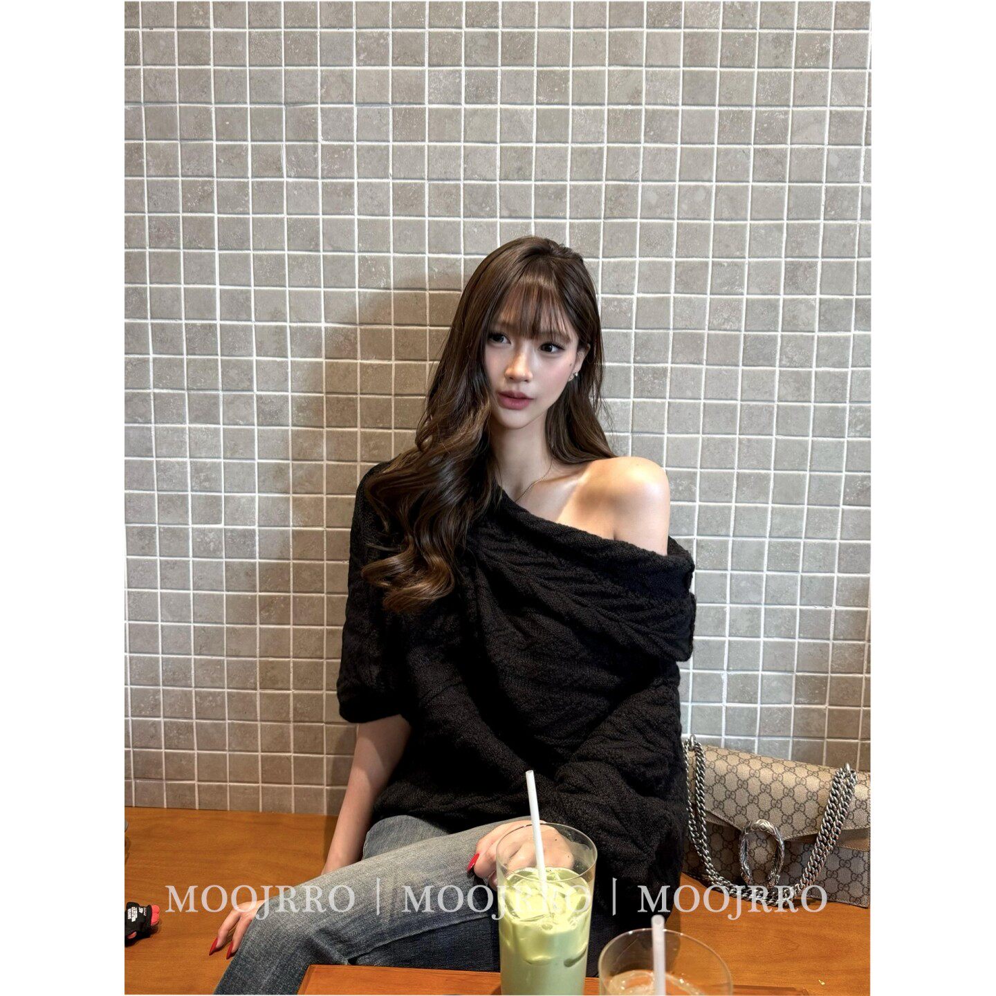 黑色慵懒风斜肩加厚毛衣女秋冬设计感小众针织衫显瘦宽松露肩上衣