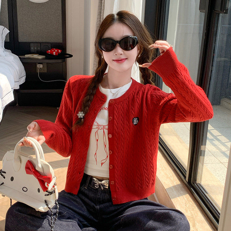 苏三三红色开衫毛衣2025春季新款爱心刺绣韩版通勤风针织外套