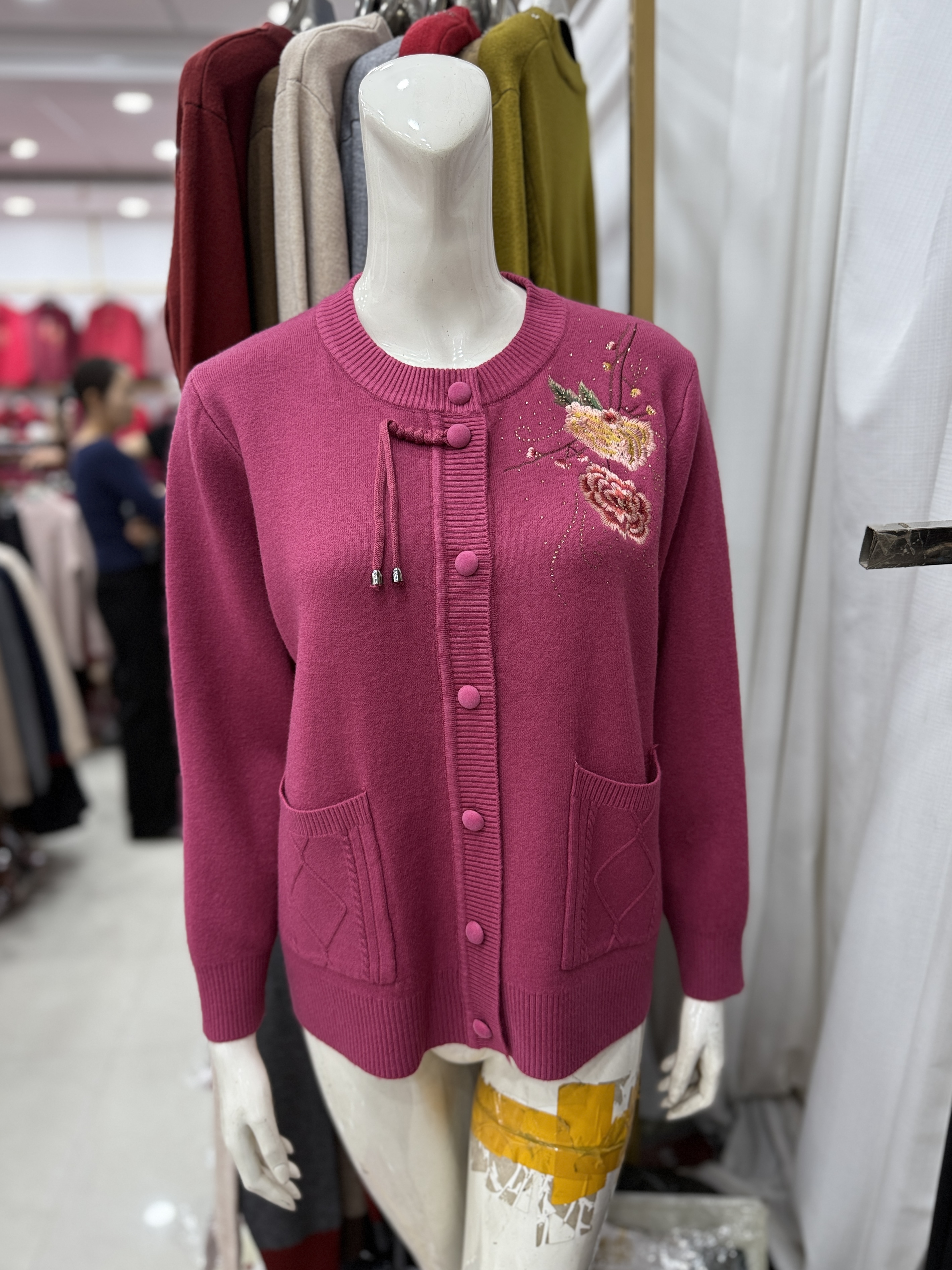 老年人冬装一体加绒加厚毛衣外套大码保暖针织开衫刺绣短款妈妈女