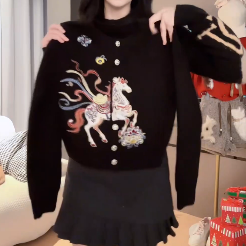 黑色骏马刺绣圆领长袖针织开衫女春季新款高级感复古百搭显瘦上衣,女装/女士精品,毛针织衫,淘宝优惠券,粉丝福利购,淘宝优惠卷