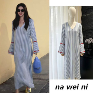 朱珠同款经典蓝白竖条纹V领长袖连衣裙女26法式慵懒风度假长裙子