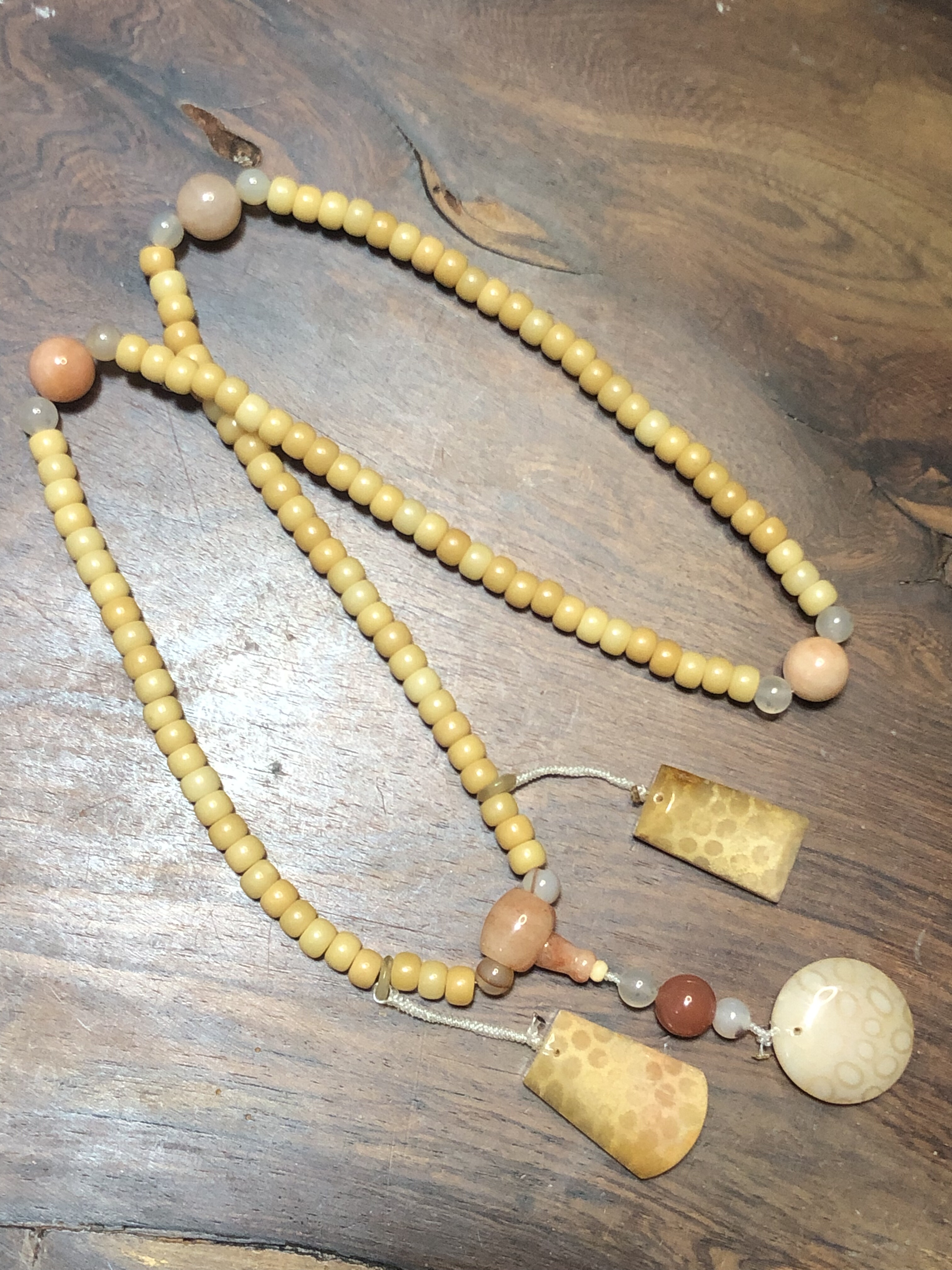 珊瑚玉吊坠和佘太翠配饰搭配白玉菩提108毛衣链