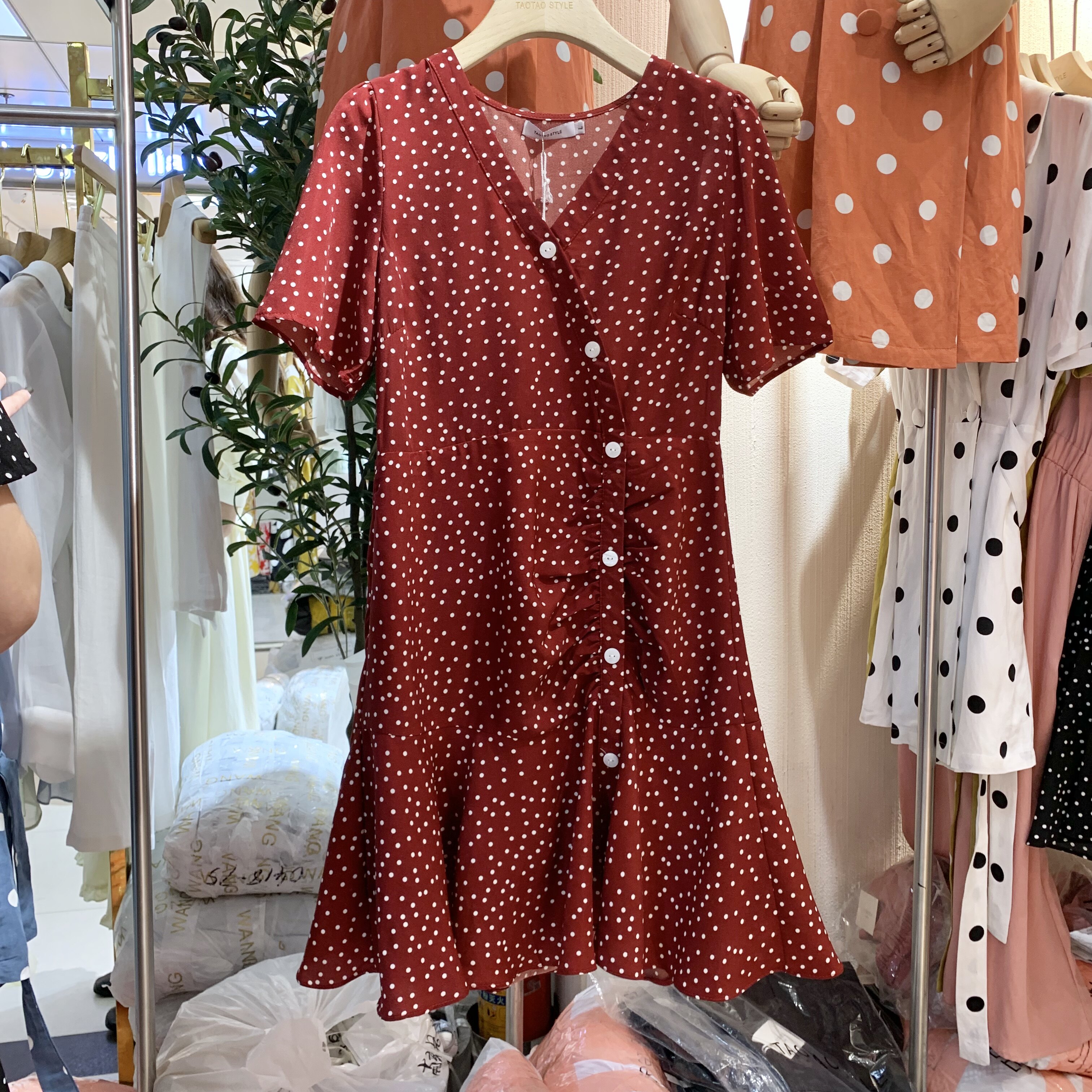 2019年夏季TAOTAOSTYLE新款V领修身百搭收腰显瘦出游波点连身裙女在类目 女装/女士精品, 连衣裙中 - 来自Buy2taobao.com提供专业的淘宝代购服务