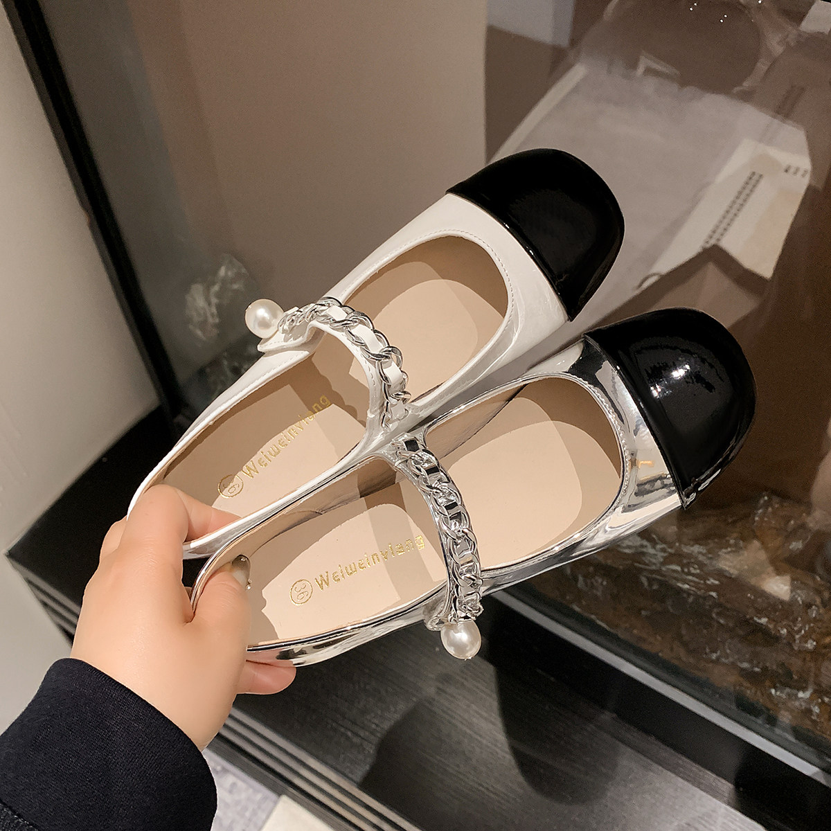 银色一字扣中跟玛丽珍女鞋