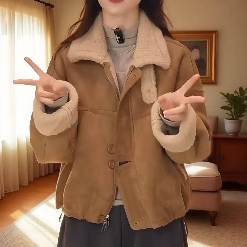 麂皮绒加绒加厚皮毛一体外套女装2025冬季新款时尚短款卡其色棉衣