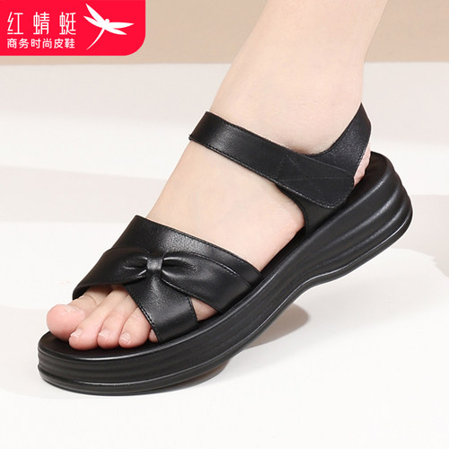 红蜻蜓夏季头层牛皮软底妈妈凉鞋