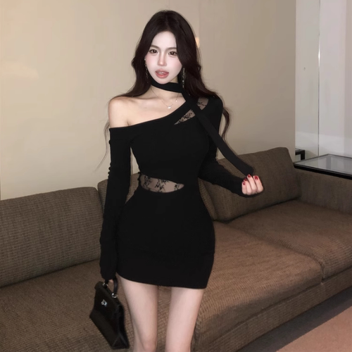 纯欲风斜领露肩长袖连衣裙女春季蕾丝拼接收腰短裙显身材包臀裙子