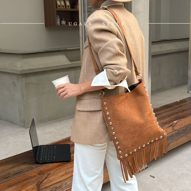 UGALS复古波西米亚麂皮流苏包铆钉托特高级感气质水桶单肩斜挎包