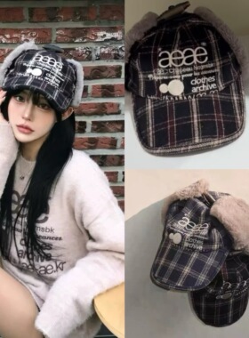 现货 aeae 25冬季新款休闲风字母刺绣格纹毛绒拼接护耳帽雷锋帽女