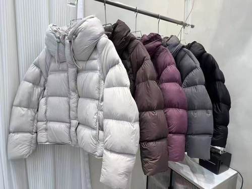 泡芙羽绒服女2025冬新款短款连帽云感宽松面包服加厚90白鸭绒外套