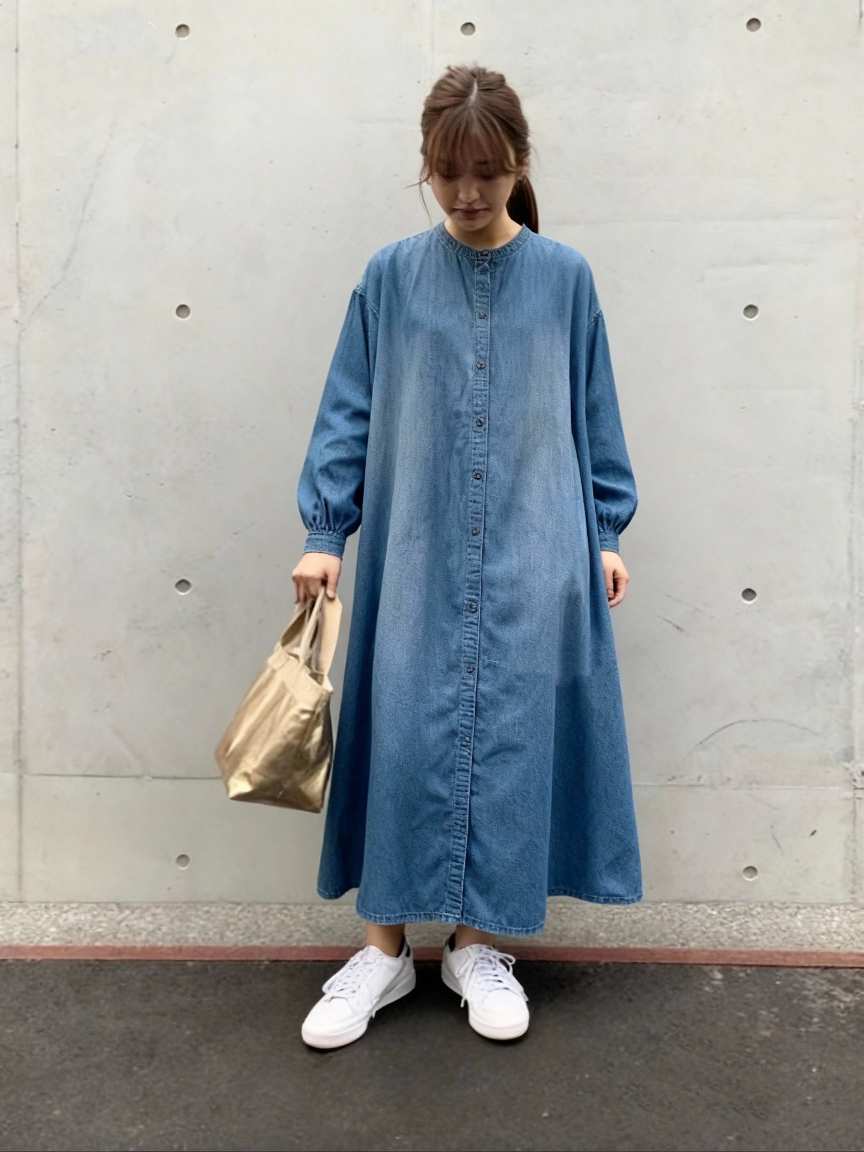 颜色有深浅～这个价格也别指定随机的。牛仔裙胸围120长109 棉100