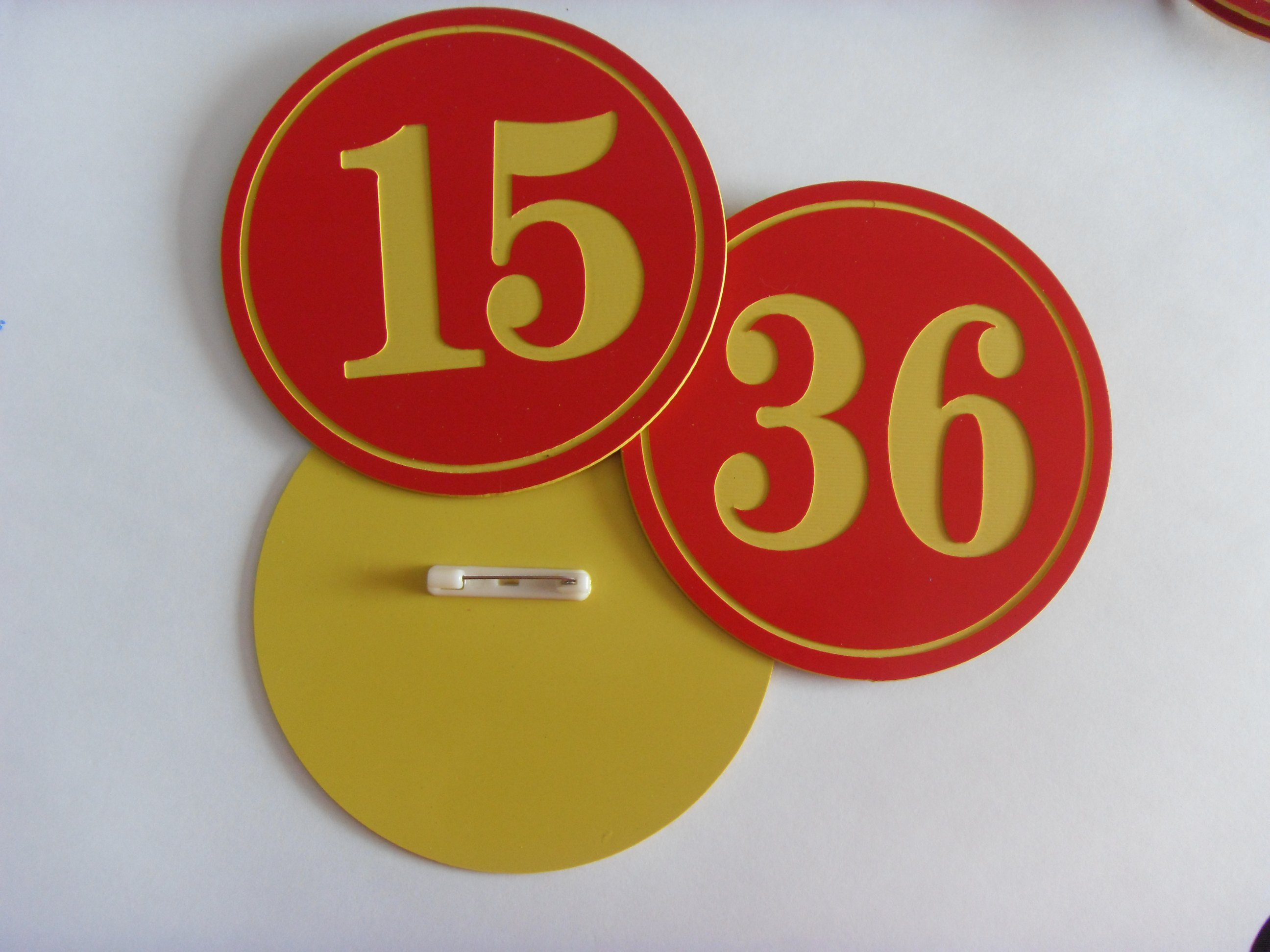 走秀胸号牌编号选手腰牌相亲胸牌学生考级号码牌防水数字牌双色板