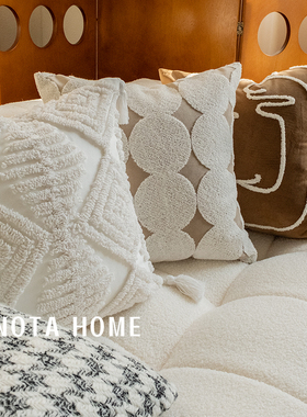 现代简约风簇绒抱枕黑白千鸟格靠垫纯色靠枕客厅沙发方形柔软枕芯