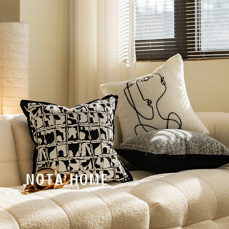 黑白车用抱枕毛绒刺绣靠垫飘窗