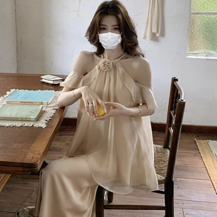 夏季 轻奢显瘦温柔轻熟风露肩挂脖花朵上衣半身裙两件套女 新款 法式