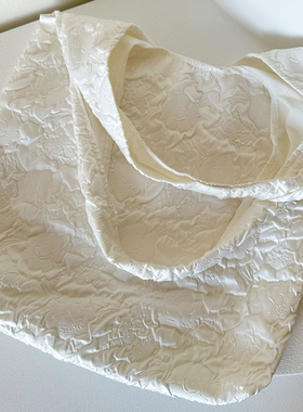 loan韩国ins褶皱压花艺术感白色大容量百搭立体单肩包帆布袋