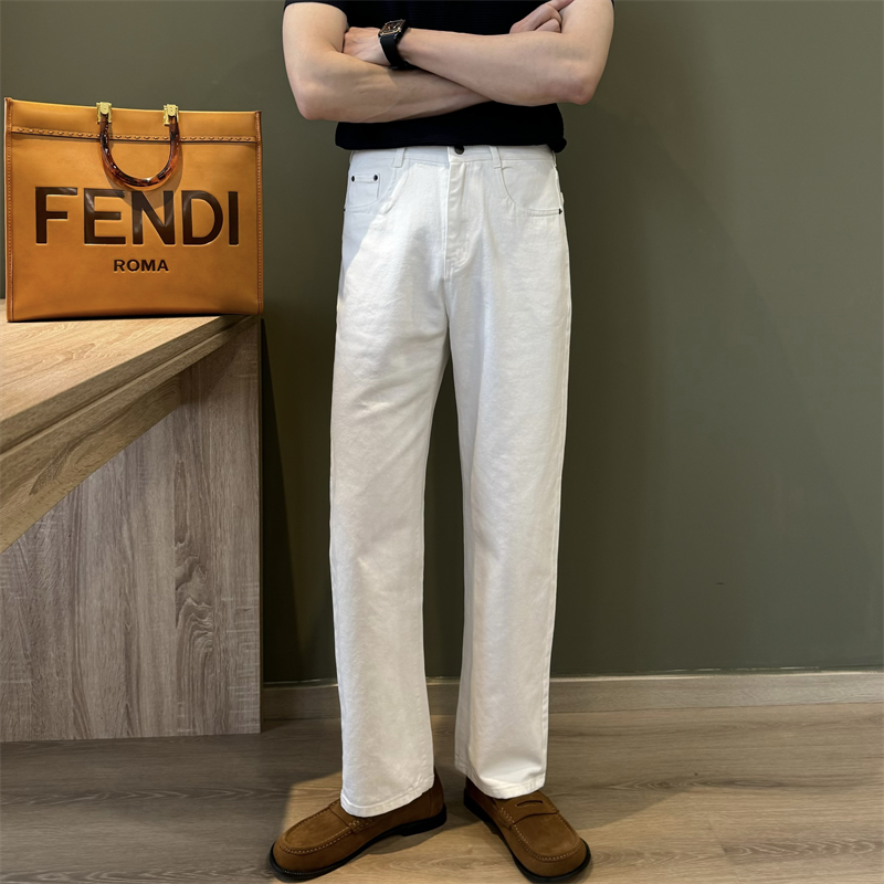 微阔白色直筒慵懒风牛仔裤男