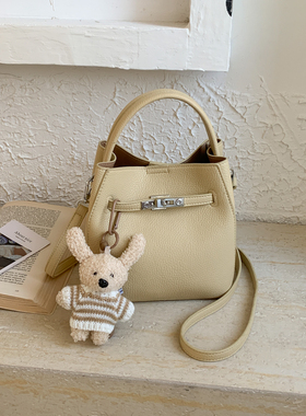 小众设计荔枝纹水桶包包女2026新款时尚手提包简约通勤单肩斜挎包