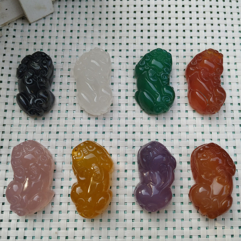 白玛瑙貔貅吊坠红绿黄黑粉紫色