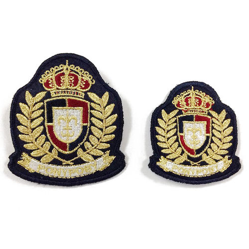 卷卷毛配饰徽章小学生校服定制
