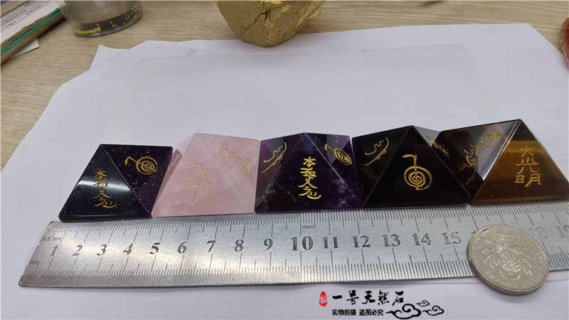 紫水晶手抛金字塔灵气符号摆件