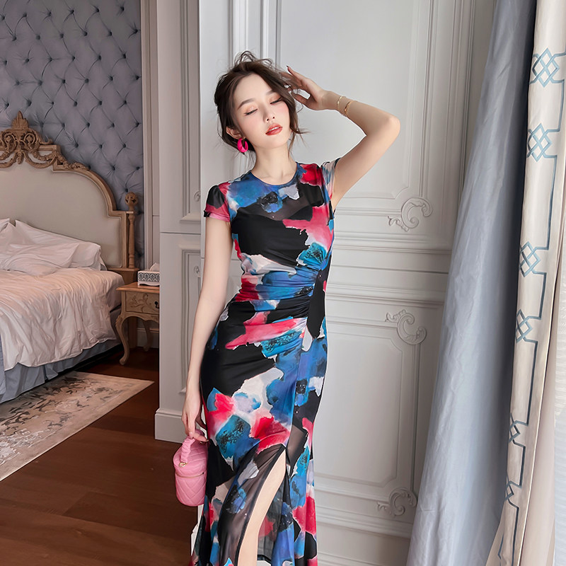 紧身连衣裙包臀圆领鱼尾2026夏季新款花色网纱别致绝美收腰茶歇裙