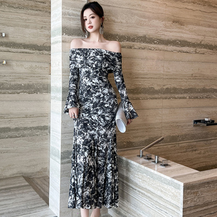 入秋一字肩抹胸喇叭袖水墨画裙子正式场合显身材长款鱼尾连衣裙冬