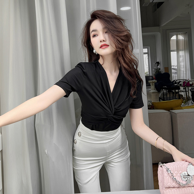 黑色高腰正肩短袖t恤女2026夏季新款女装韩版扭结修身显瘦v领上衣