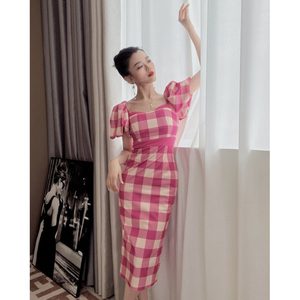 格子连衣裙修身粉色法式气质2026新款灯笼袖方领复古赫本风裙子女