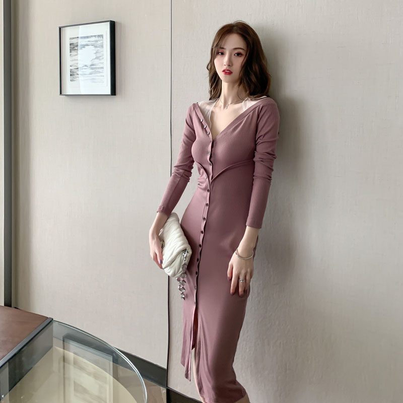 豆沙色针织连衣裙秋冬女中长款单排扣V领紧身包臀裹身内搭打底裙