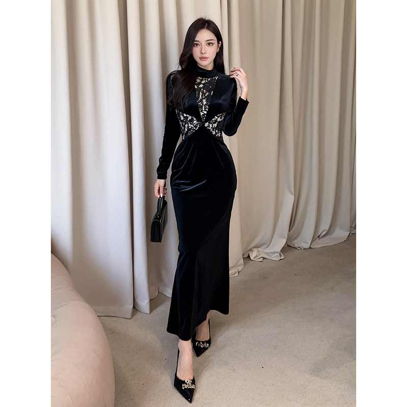 高领长款蕾丝拼接鱼尾丝绒连衣裙