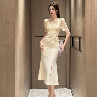 新款轻奢高级感修身显瘦连衣裙方领包臀收腰设计感短袖蕾丝连衣裙