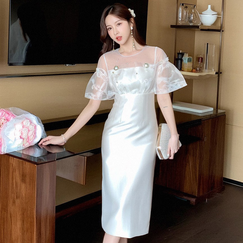 白色宴会时尚一字领掐腰连衣裙轻奢温柔风仙女宽松休闲包臀连衣裙