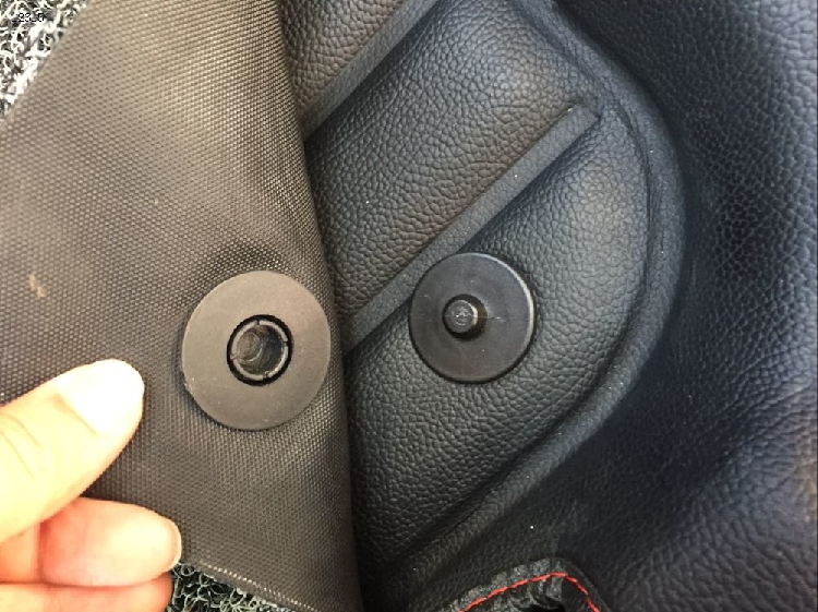 按压飞碟卡扣汽车双层脚垫皮革