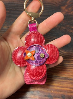 欧美风幸运草小v花鳄鱼皮包包挂件法式轻奢小众设计高级感钥匙扣