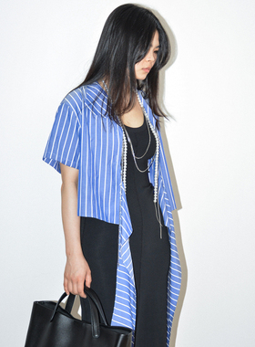 「蓝色冰川」黄后2025 后背系带天蓝条纹色织全棉 解构式短款衬衫