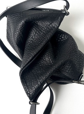 「软雕塑」进口裂纹绵羊皮 多种背法托特包实用松弛感 斜跨水桶包