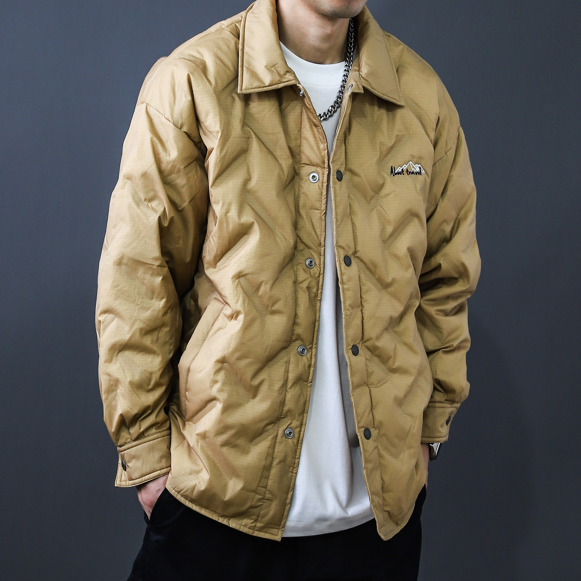 90白鸭绒刺绣翻领菱格纹羽绒服