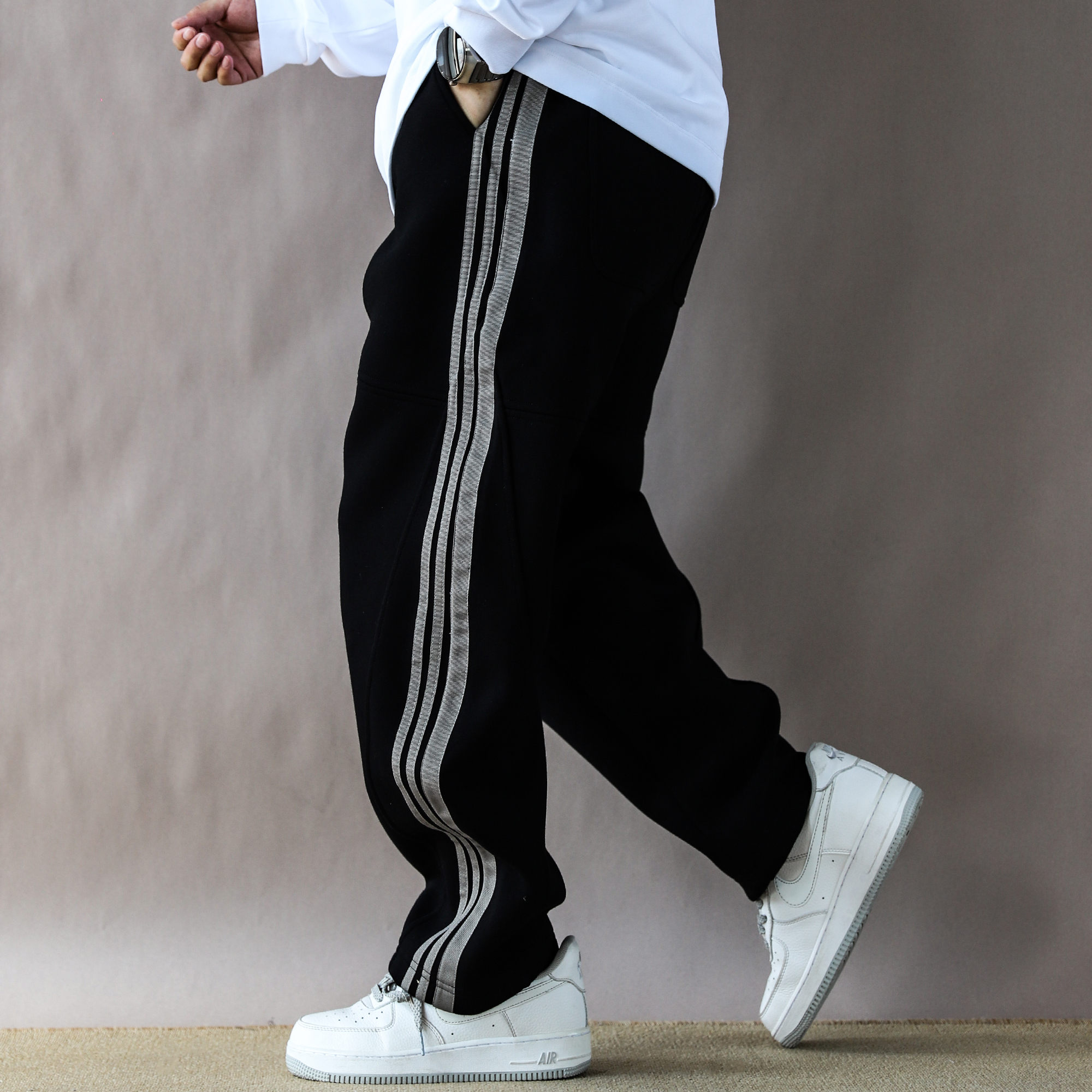 美式复古重磅卫裤男春秋宽松休闲2025新款长裤直筒裤条纹运动黑色