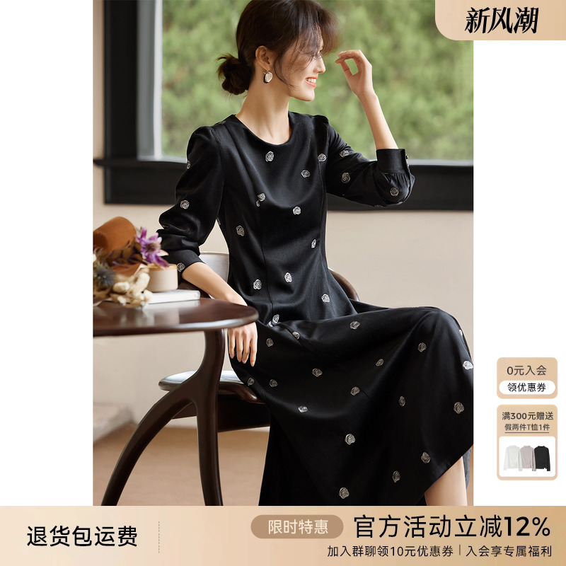 XWI欣未法式优雅玫瑰刺绣丝绒连衣裙女2024年冬季收腰显瘦小黑裙